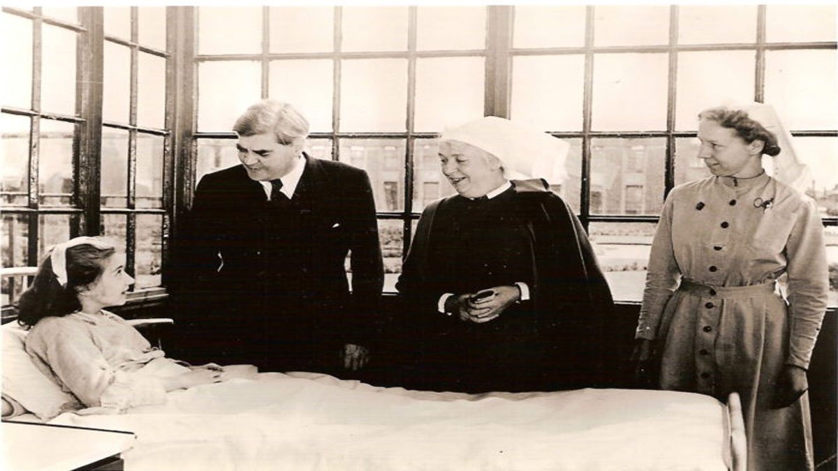 Anenurin_Bevan_Minister_of_Health_on_the_first_day_of_the_National_Health_Service_5_July_1948_at_Park_Hospital_Davyhulme_near_Manchester