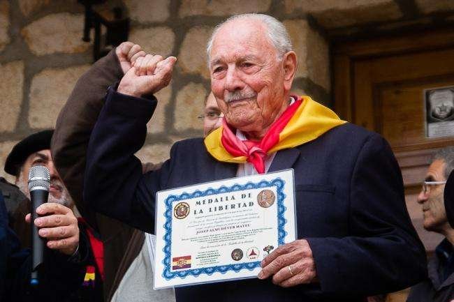 Josep Almudever is presented with the Honorary Medal of Freedom