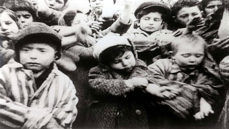 Soviet soldiers liberate Auschwitz children