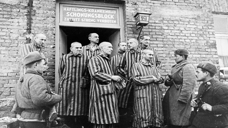 Soviet soldiers liberate Auschwitz