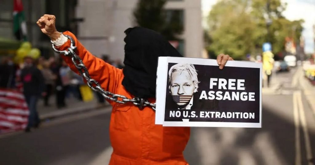 Protesters-outside-the-Old-Bailey-in-London-during-the-hearing-over-the-possible-extradition-of-Julian-Assange-to-the-US